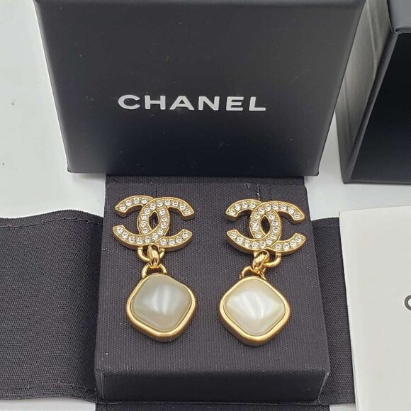 100% Authentic CHANEL Brand New Earrings - Picture 2 of 9